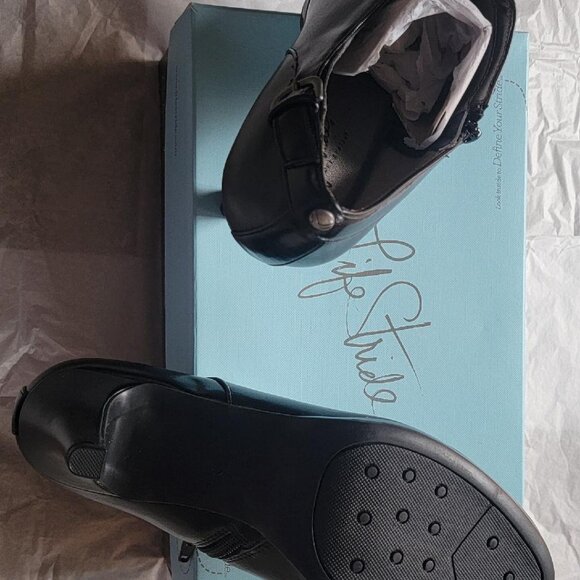 Life Stride Women's Shoes/Boot Style, size 8, in black - Never Worn/Original Box - Picture 4 of 6